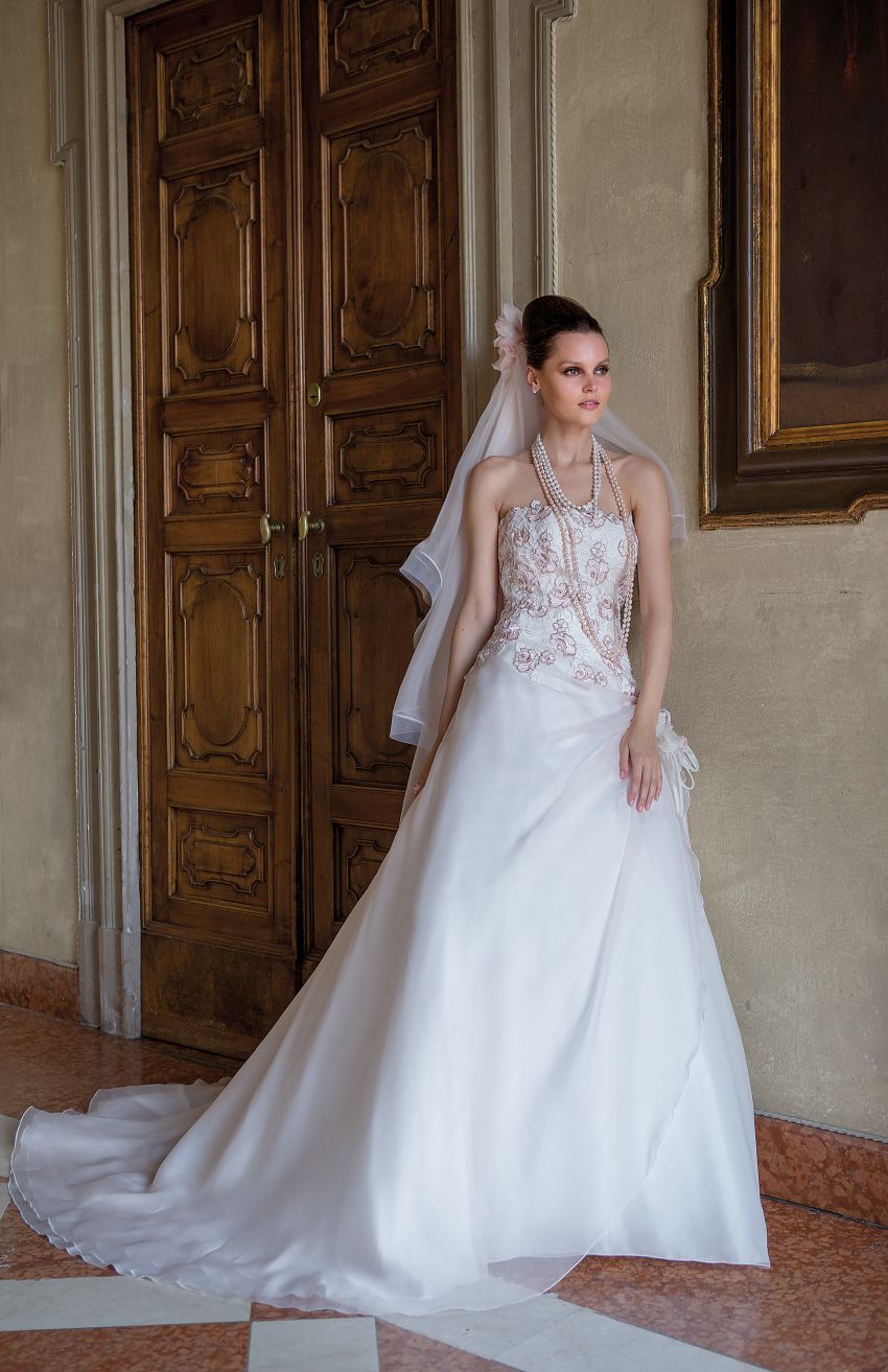 Abito da sposa Alena della collezione Galvan Sposa